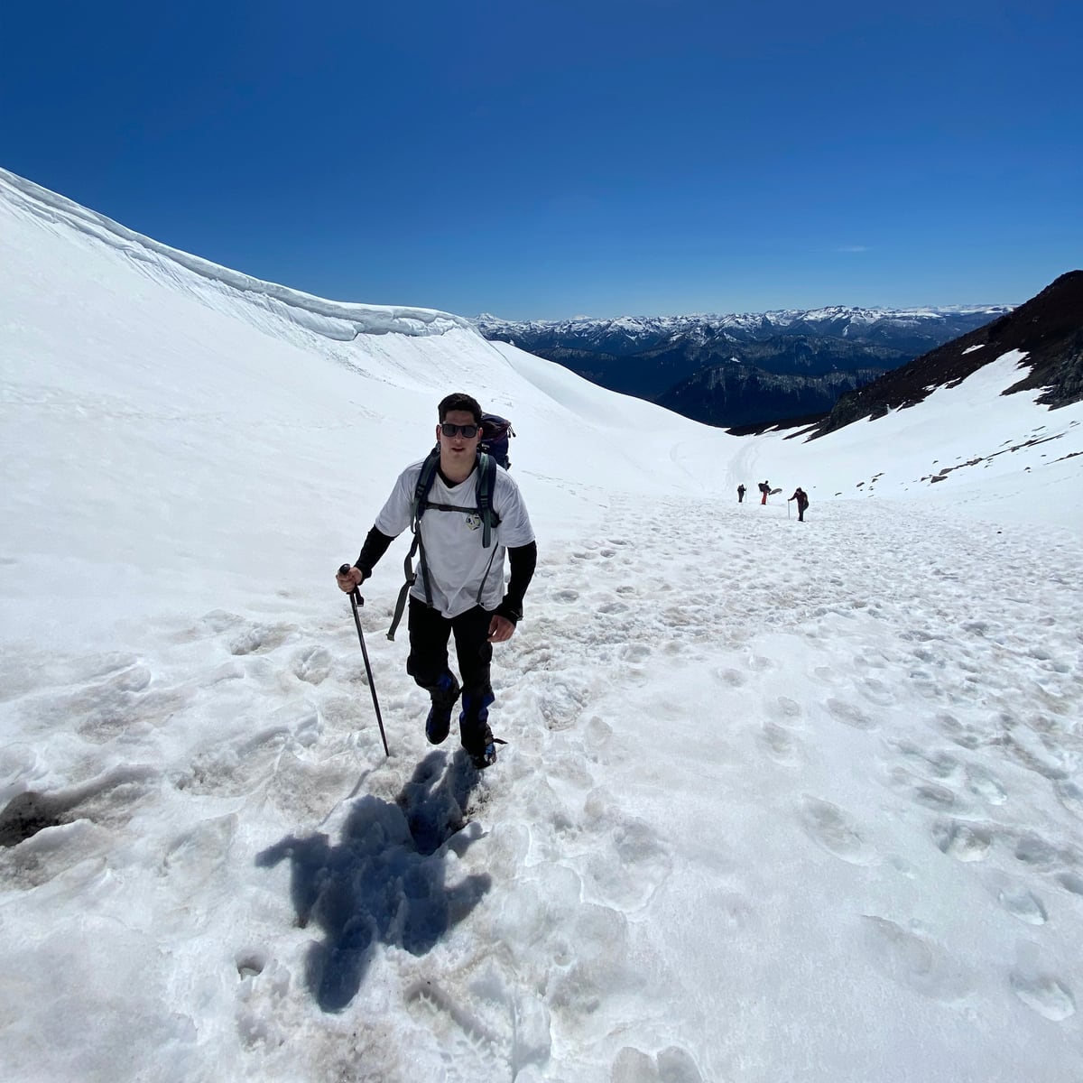 Diego, CEO de Alask, caminando en una ruta de montaña nevada